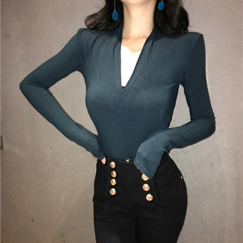 Γυναικέια μπλούζα με βαθύ λαιμόκοψη σε διάφορα χρώματα