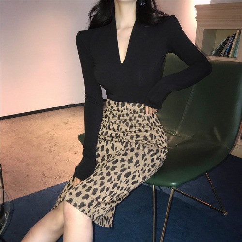 Γυναικέια μπλούζα με βαθύ λαιμόκοψη σε διάφορα χρώματα