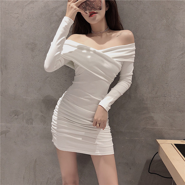 Modern női ruha csupasz vállval, fehér és fekete színben