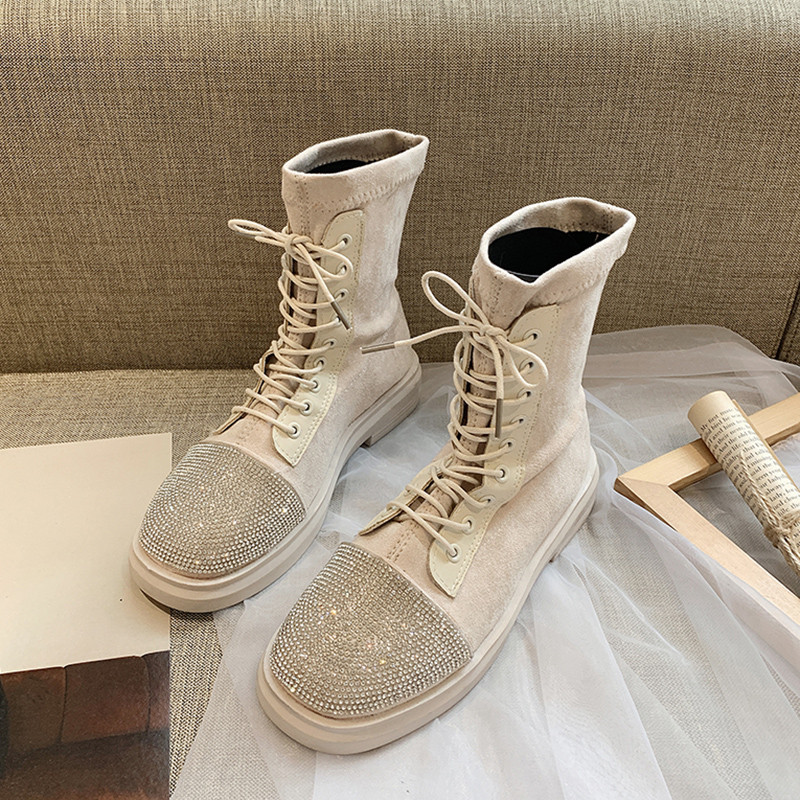 Μοντέρνες γυναικείες μπότες με πέτρες και κορδόνια σε μαύρο και μπεζ χρώμα