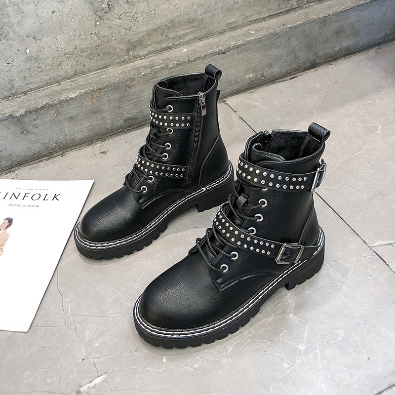 Model nou de ghete de dama cu elemente metalice si sireturi in negru