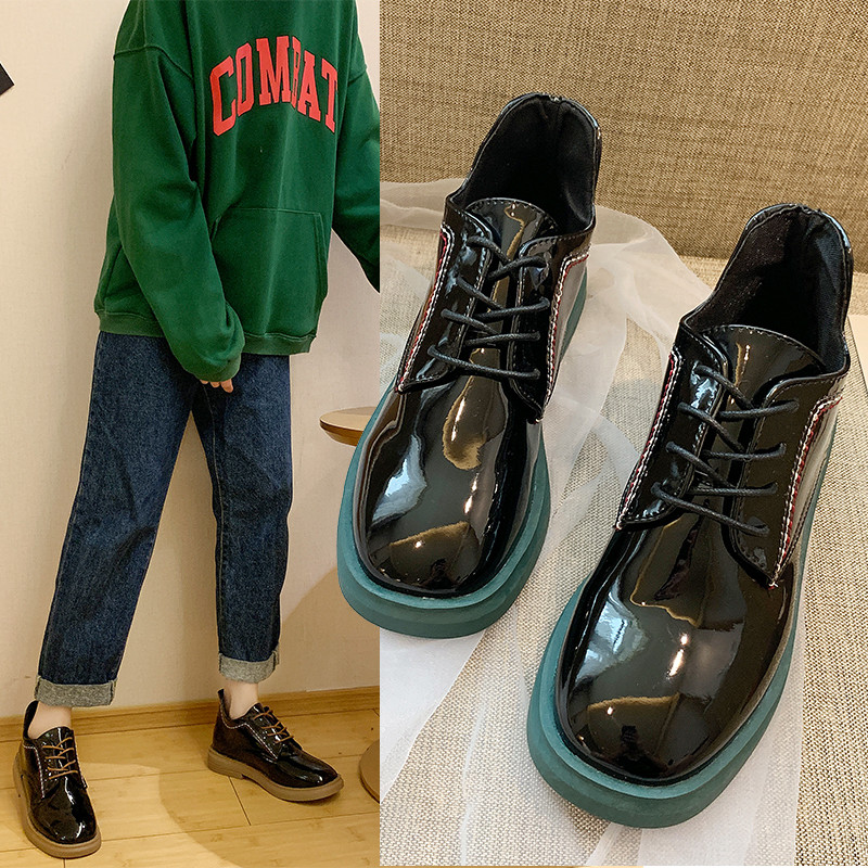 Ежедневни дамски обувки с връзки в черен цвят с цветна подметка