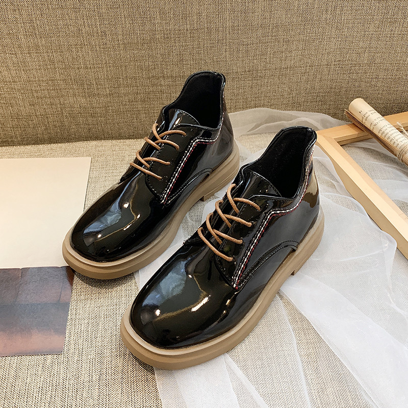 Καθημερινά γυναικεία παπούτσια με παπούτσια σε μαύρο χρώμα και χρωματιστή πλατφόρμα