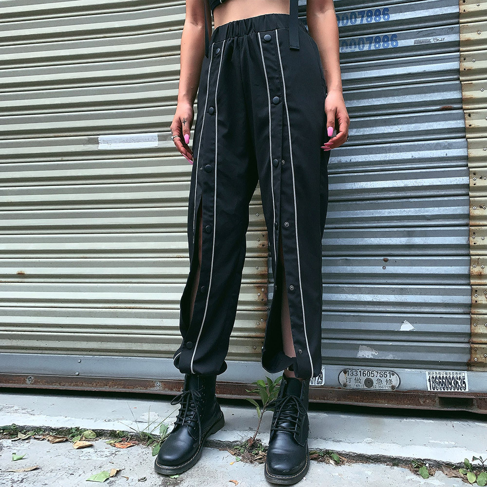 Дамски модерен панталон в черен цвят с копчета
