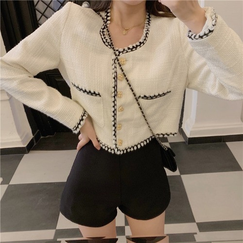 Fehér rövid tavaszi-őszi kabát gombokkal és zsebekkel