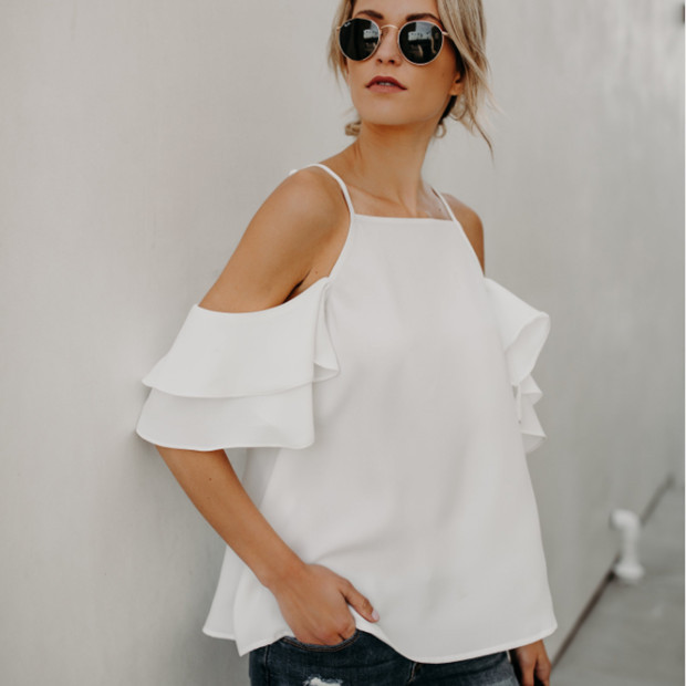 Modern női blúz leejtett ujjakkal és pántokkal, fehér és fekete színben