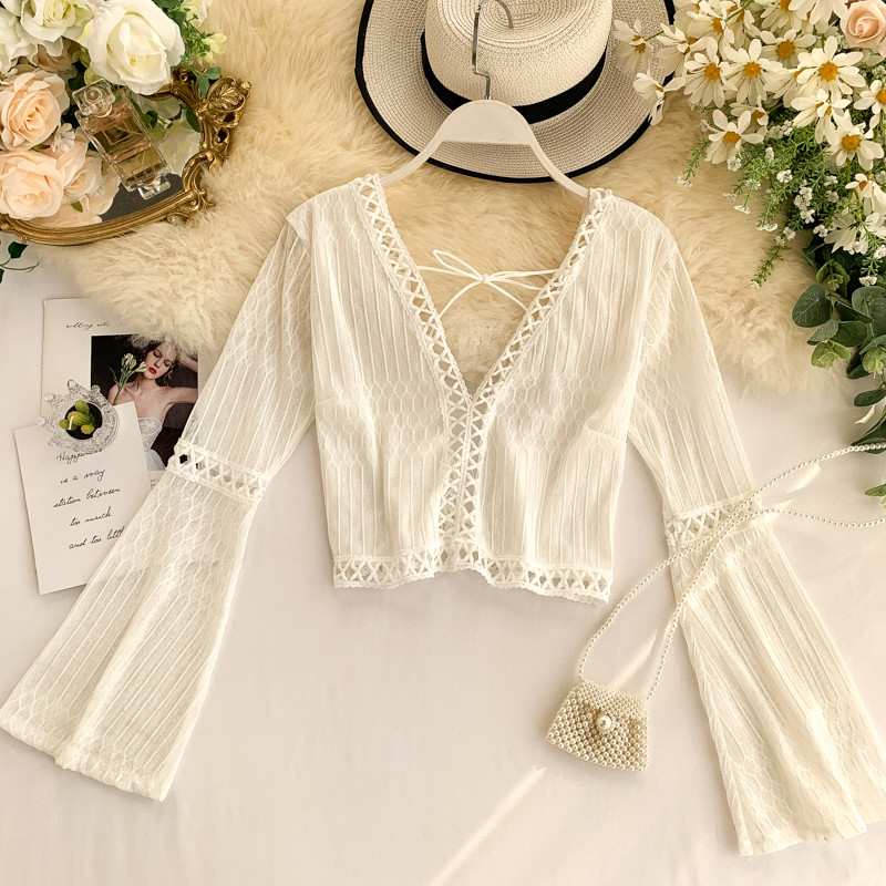 Bluză scurtă de damă elegantă cu mâneci lotus în alb și negru