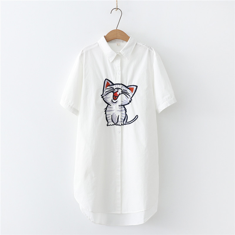 Μοντέρνο γυναικείο πουκάμισο με κοντά μανίκια και κεντήματα - σε λευκό χρώμα