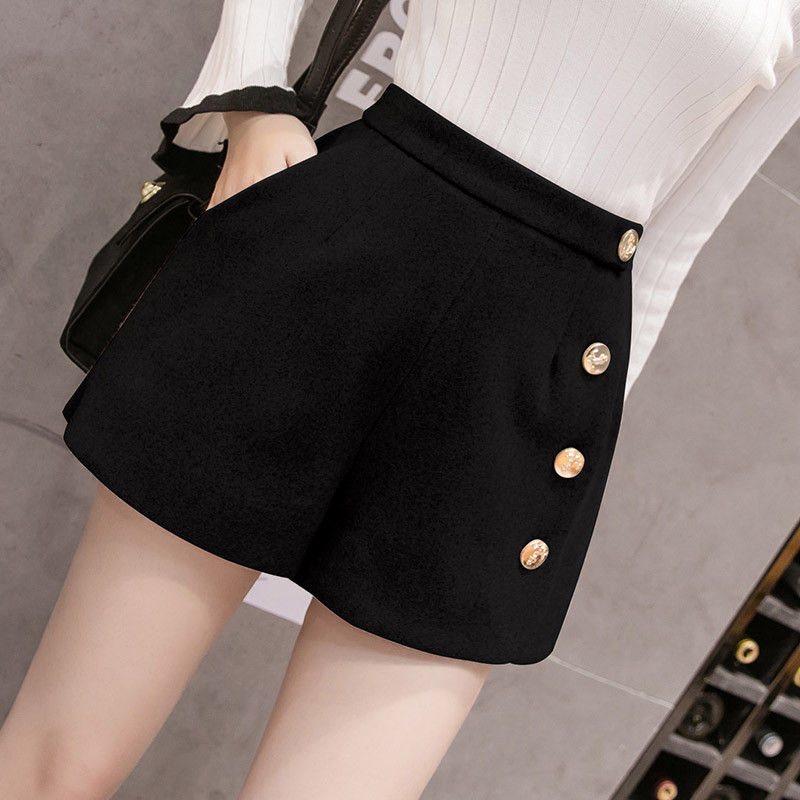 Pantaloni scurti eleganti de dama in trei culori cu nasturi laterali