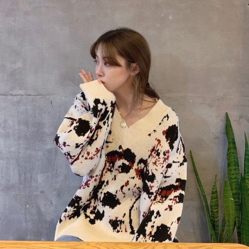 Μακρύ πουλόβερ με λαιμόκοψη και χρωματιστό μοτίβο