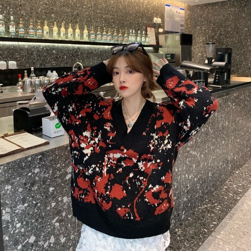 Μακρύ πουλόβερ με λαιμόκοψη και χρωματιστό μοτίβο