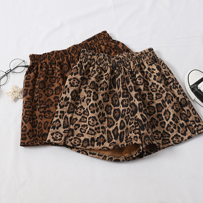 Къси дамски панталони в два цвята с леопардов десен