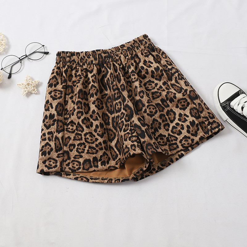 Σύντομα γυναικεία παντελόνια σε δύο χρώματα με λεοπάρδαλη πριντ