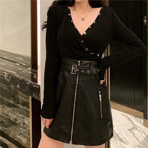 Női alkalmi blúz mély spitz nyakkivágással, fém elemekkel