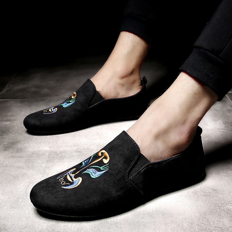 Ανδρικά μοκασίνια με κεντήματα σε δύο χρώματα