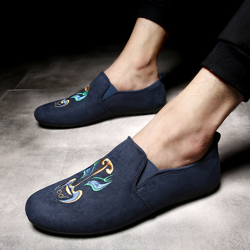Ανδρικά μοκασίνια με κεντήματα σε δύο χρώματα