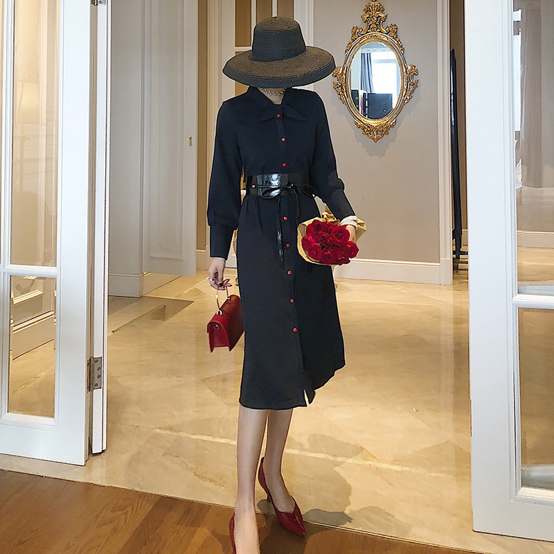 Rochie modernă de damă cu mâneci lungi și curea de culoare neagră