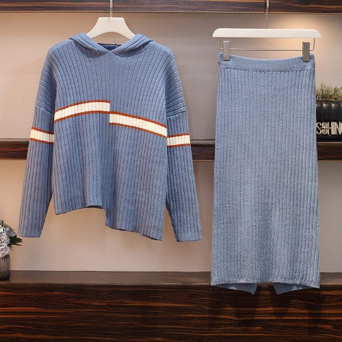 Női alkalmi szett, mely tartalmaz egy kapucnis pulóvert és egy fekete és kék szoknyát