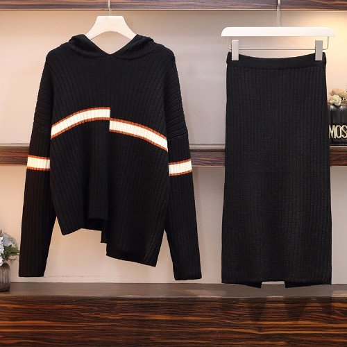 Női alkalmi szett, mely tartalmaz egy kapucnis pulóvert és egy fekete és kék szoknyát