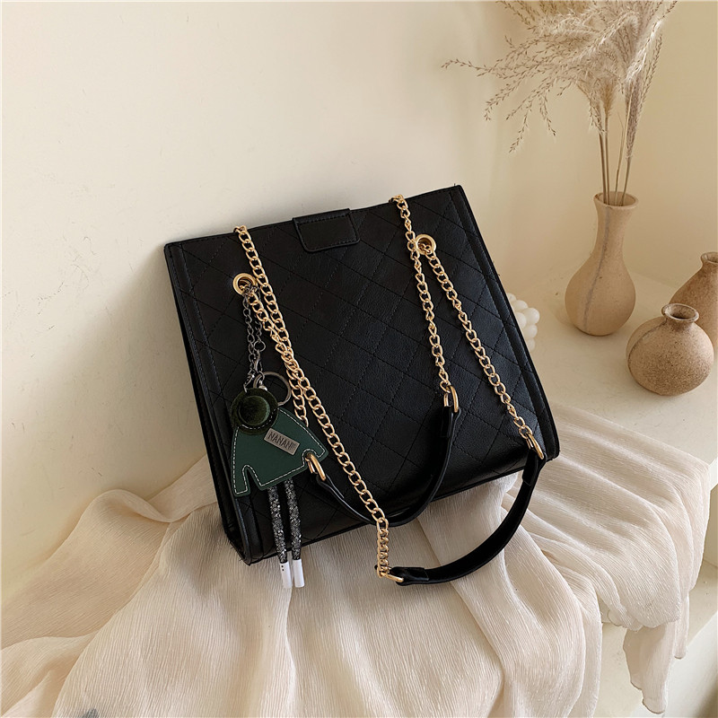 Geanta de dama moderna din piele ecologica cu accesoriu in patru culori