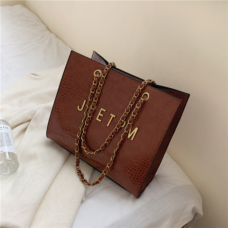 Női bőr táska fém díszítéssel