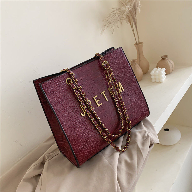 Női bőr táska fém díszítéssel