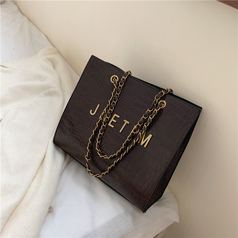 Női bőr táska fém díszítéssel