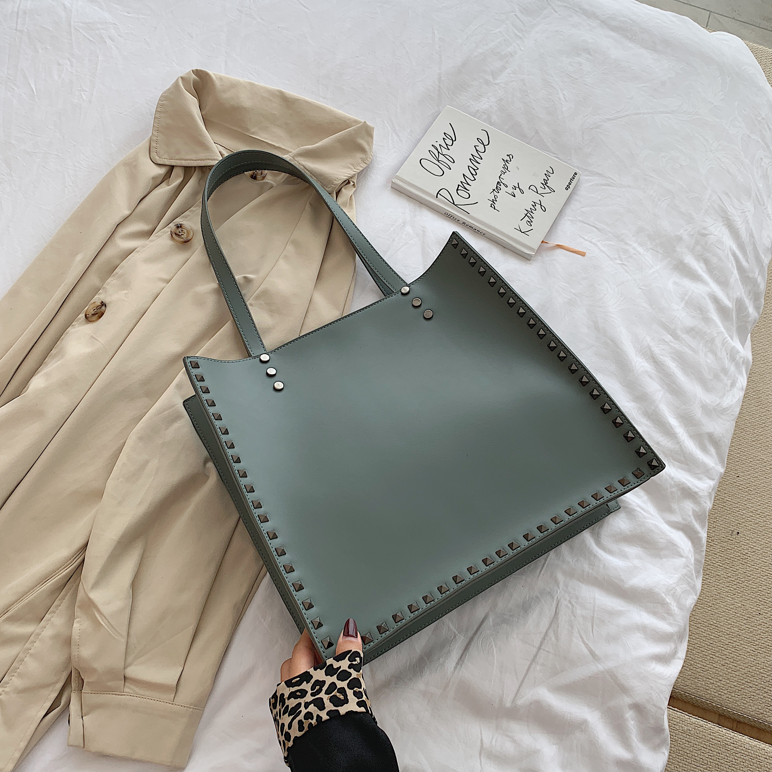 Női bőr táska fűzőlyuk elemmel több színben