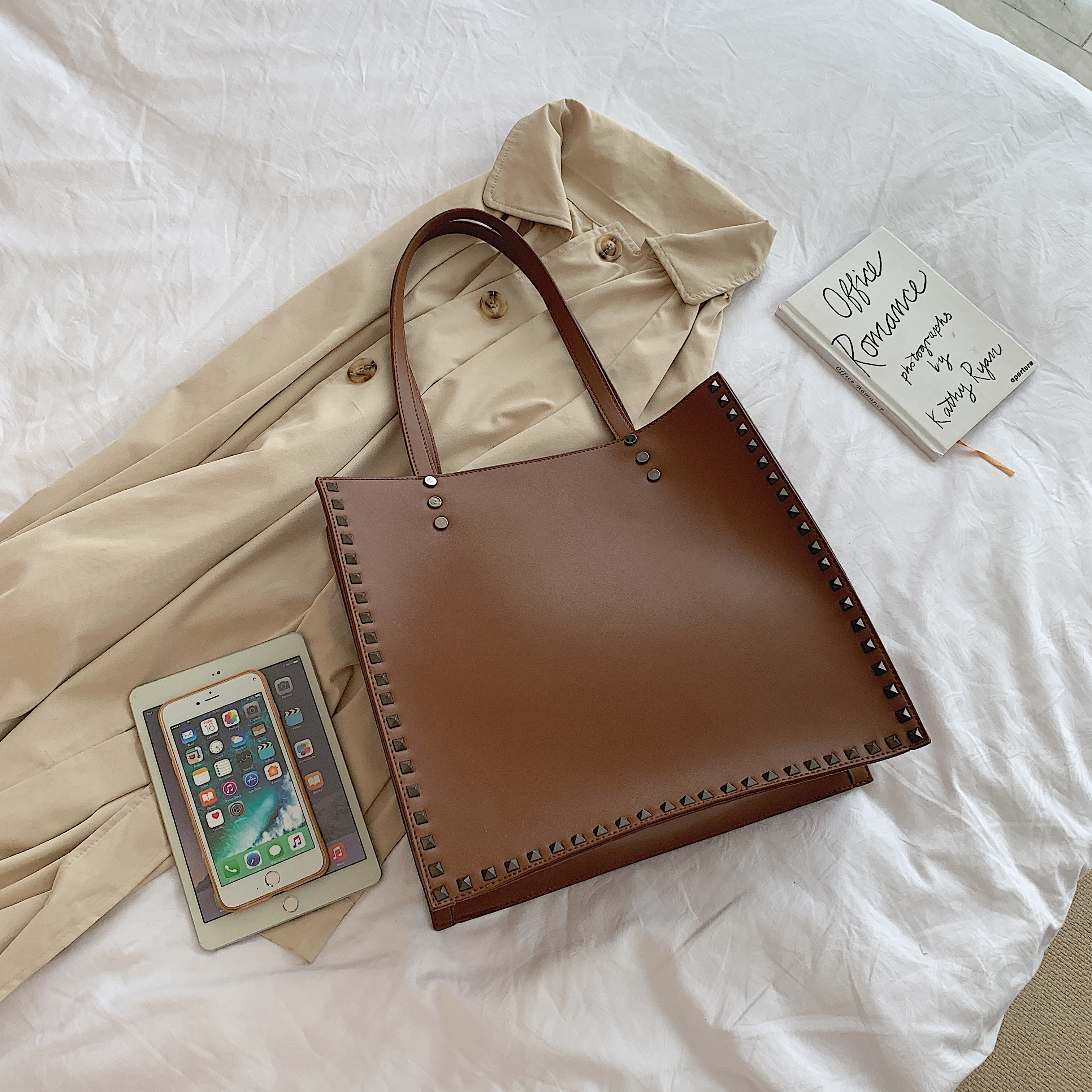 Női bőr táska fűzőlyuk elemmel több színben