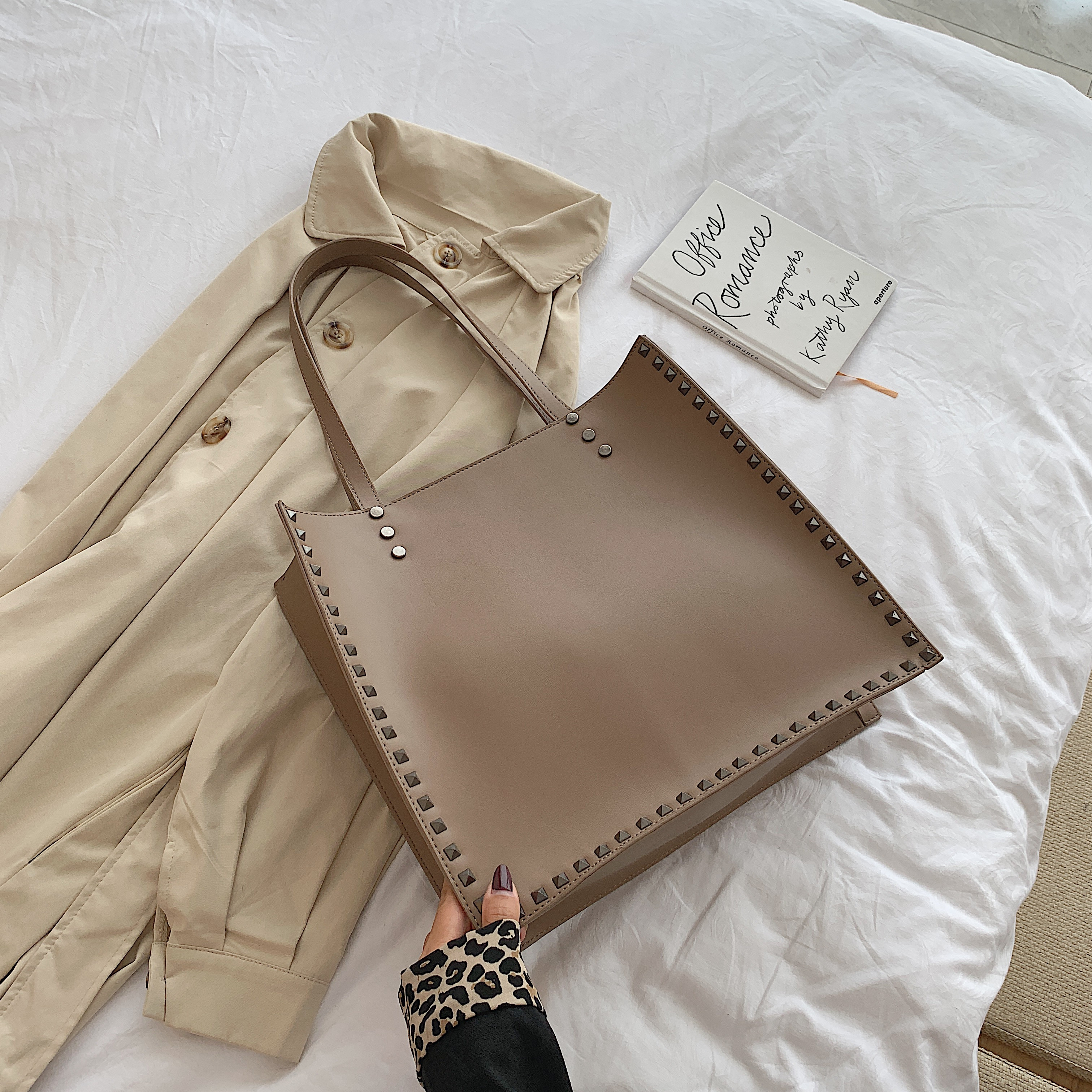 Női bőr táska fűzőlyuk elemmel több színben