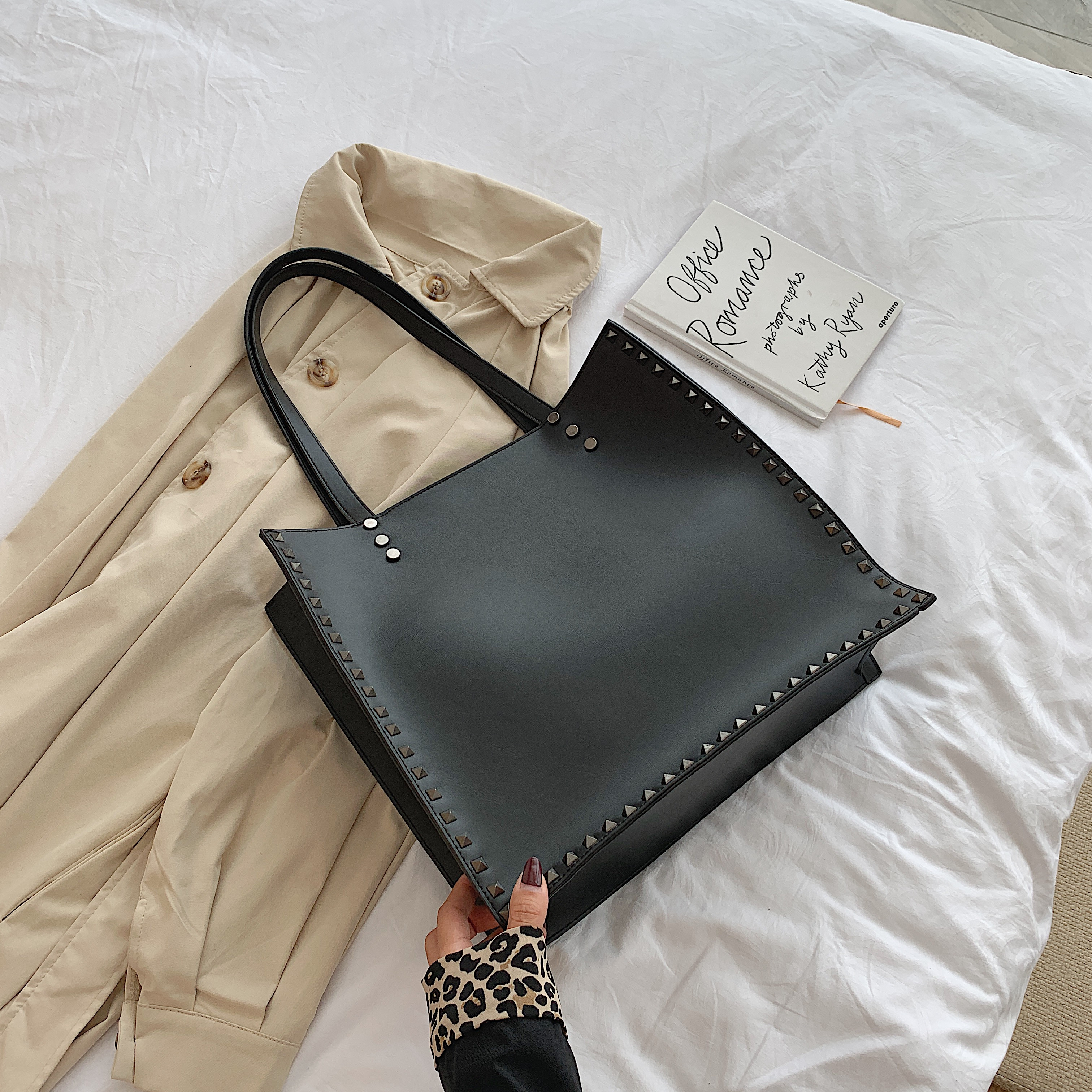 Női bőr táska fűzőlyuk elemmel több színben