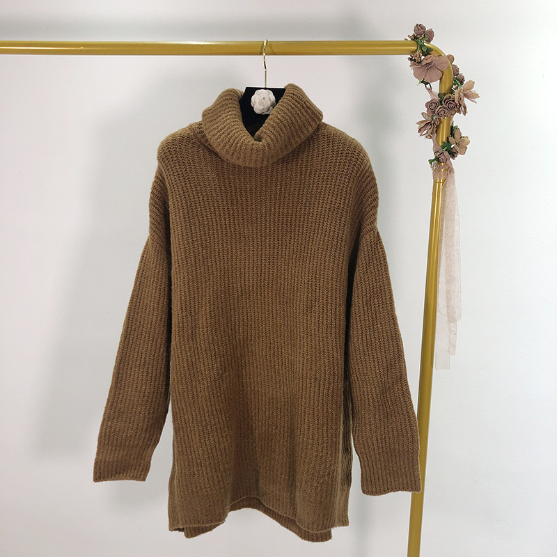 Hosszú női pulóver magas gallérral, négy színben