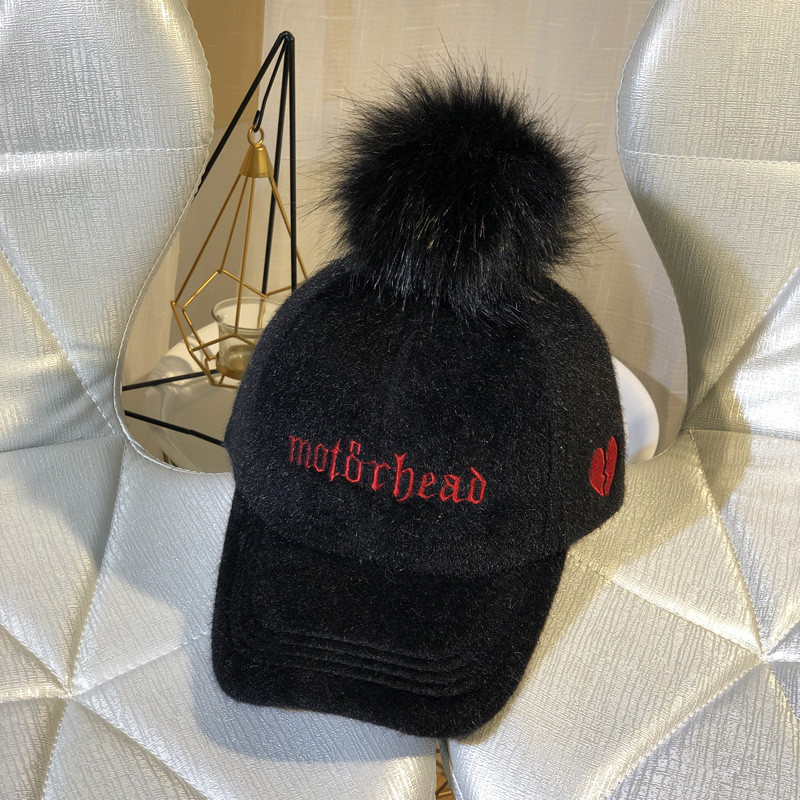 Χειμερινό γυναικείο καπέλο με γείσο σε μαύρο, ροζ και γκρι χρώμα