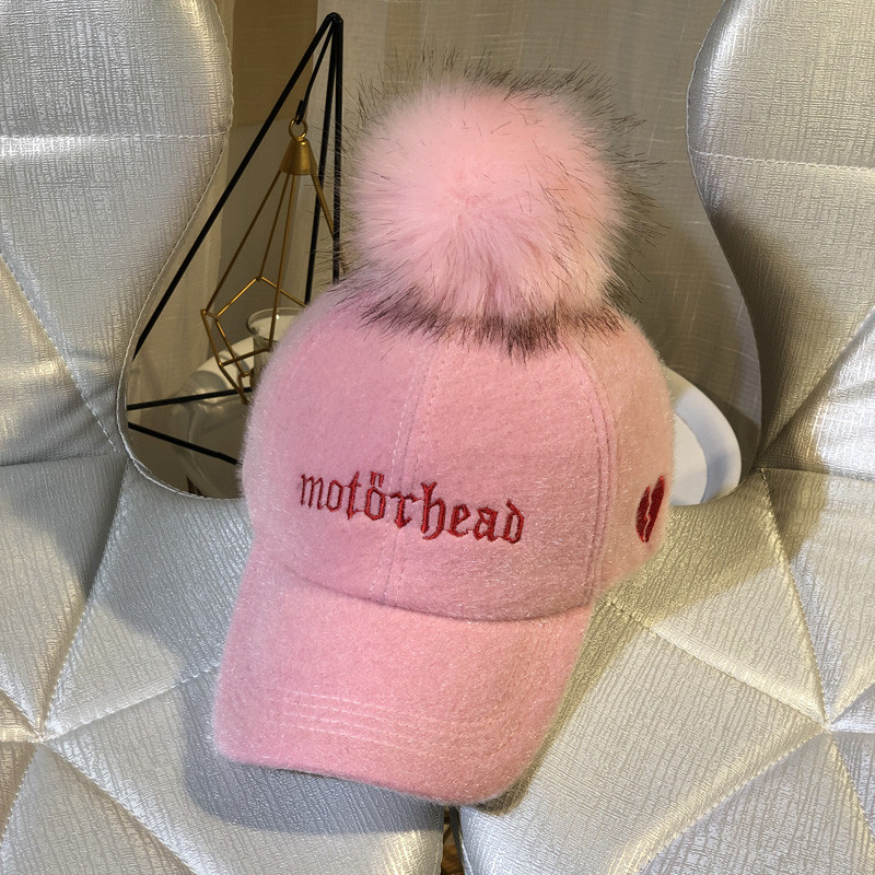 Χειμερινό γυναικείο καπέλο με γείσο σε μαύρο, ροζ και γκρι χρώμα