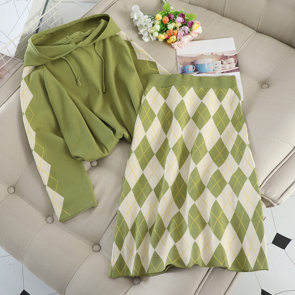 καθημερινό γυναικείο σετ που περιλαμβάνει πουλόβερ με κουκούλα και φούστα σε τρία χρώματα