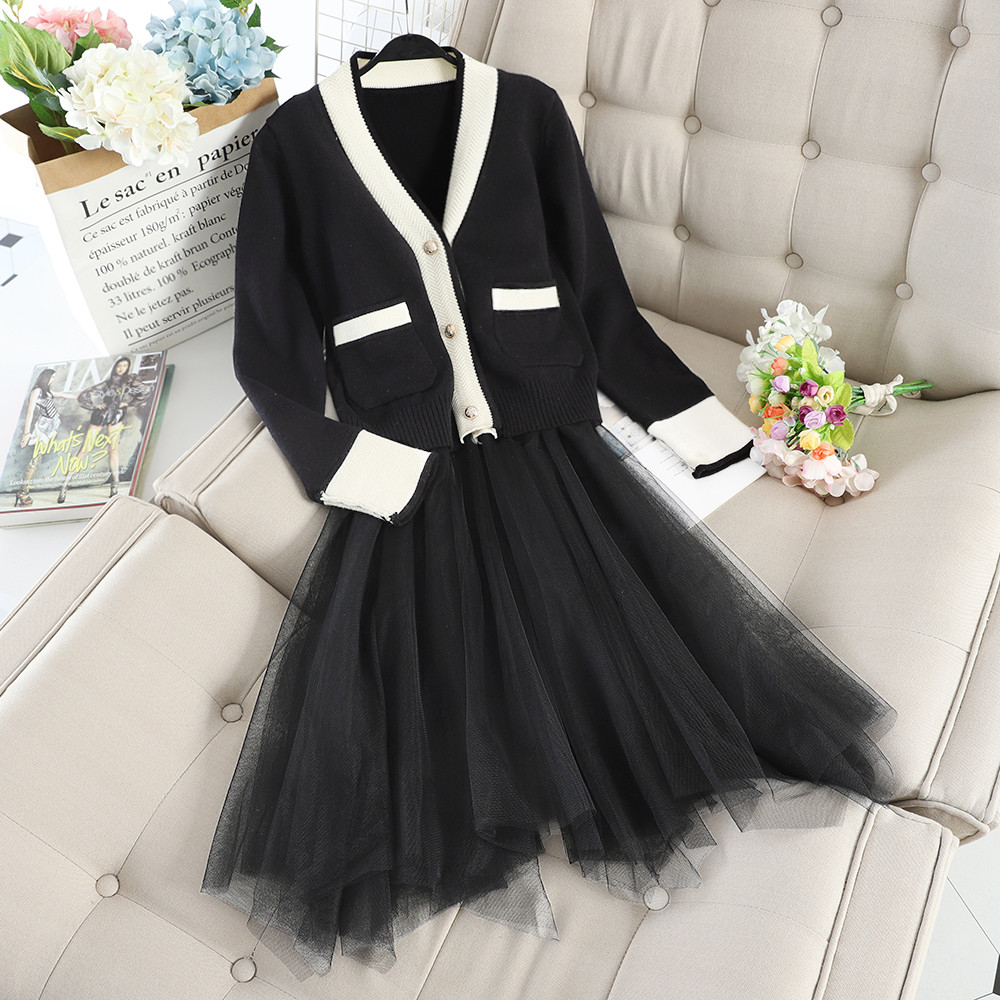 Set de damă de ultimă generație, care include un cardigan și o rochie cu tul în alb și negru