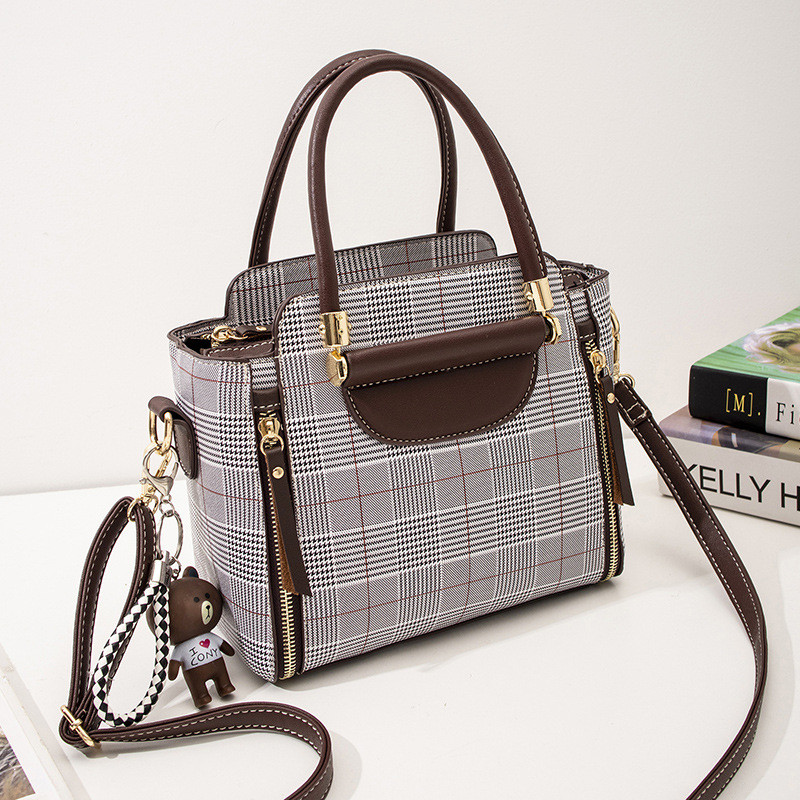 Modern női táska két füllel több színben