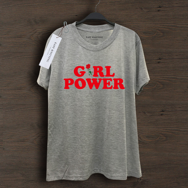 Tricou de damă modern cu inscripție colorată în alb și gri