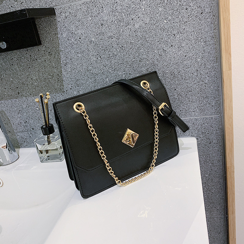 Κομψή γυναικεία τσάντα σε τρία χρώματα με μεταλλική αλυσίδα