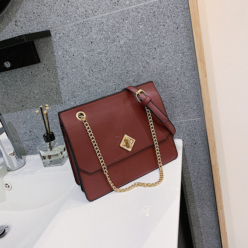 Κομψή γυναικεία τσάντα σε τρία χρώματα με μεταλλική αλυσίδα