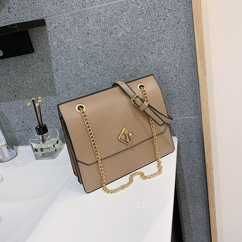 Κομψή γυναικεία τσάντα σε τρία χρώματα με μεταλλική αλυσίδα