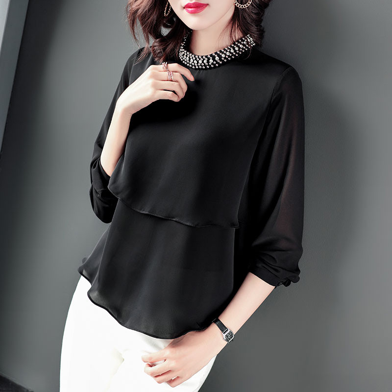 Μοντέρνα γυναικεία μπλούζα σε λευκό και μαύρο χρώμα με πέρλες