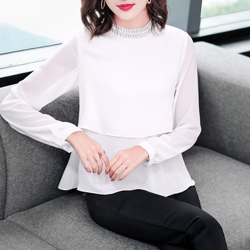 Μοντέρνα γυναικεία μπλούζα σε λευκό και μαύρο χρώμα με πέρλες