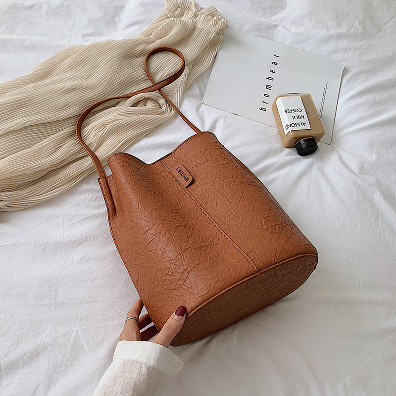 Geanta de dama cu inchidere metalica in trei culori