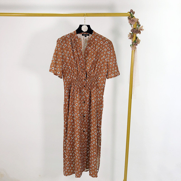 Női alkalmi ruha spitz nyakkivágással, gombokkal