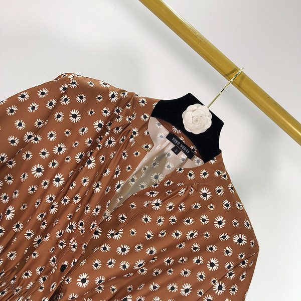 Női alkalmi ruha spitz nyakkivágással, gombokkal