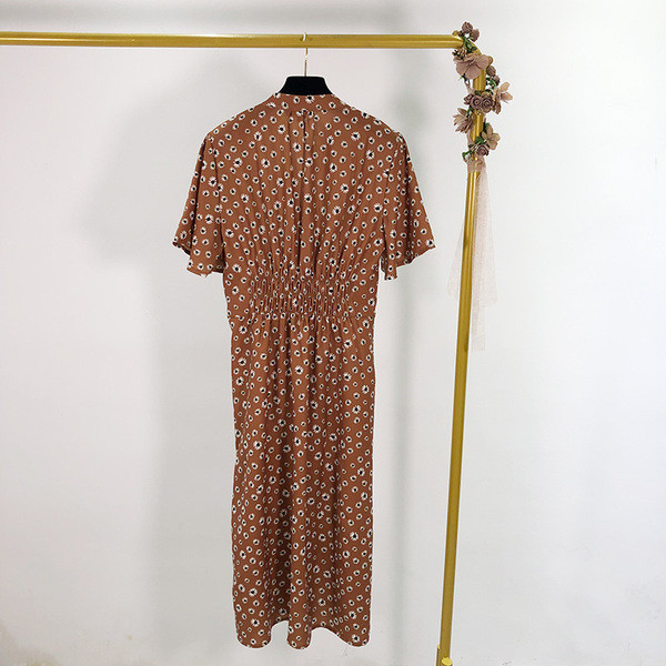 Női alkalmi ruha spitz nyakkivágással, gombokkal