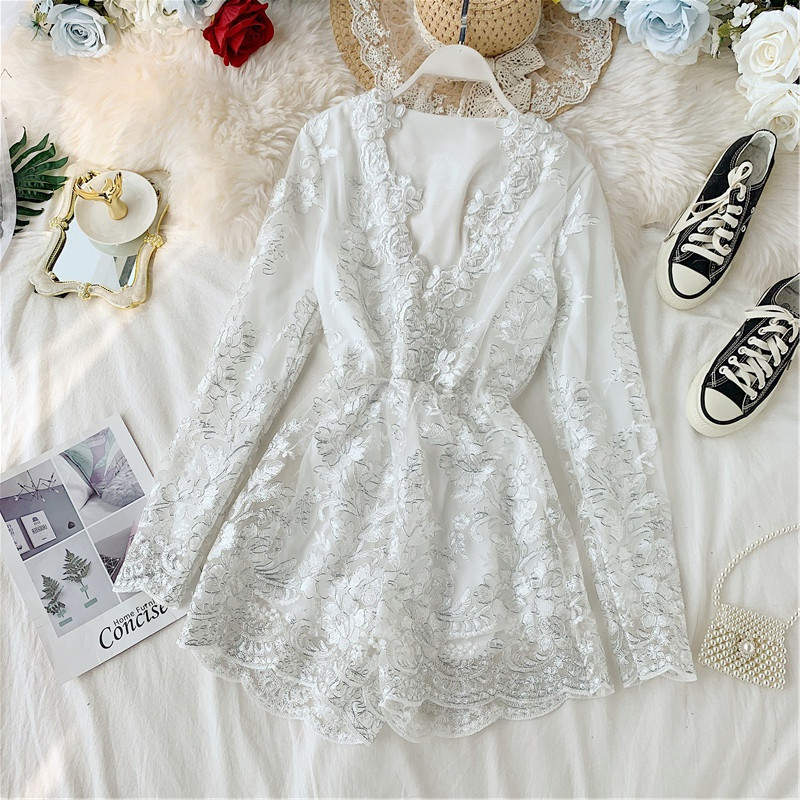 Salopeta de dama eleganta cu dantela in negru, bej si alb