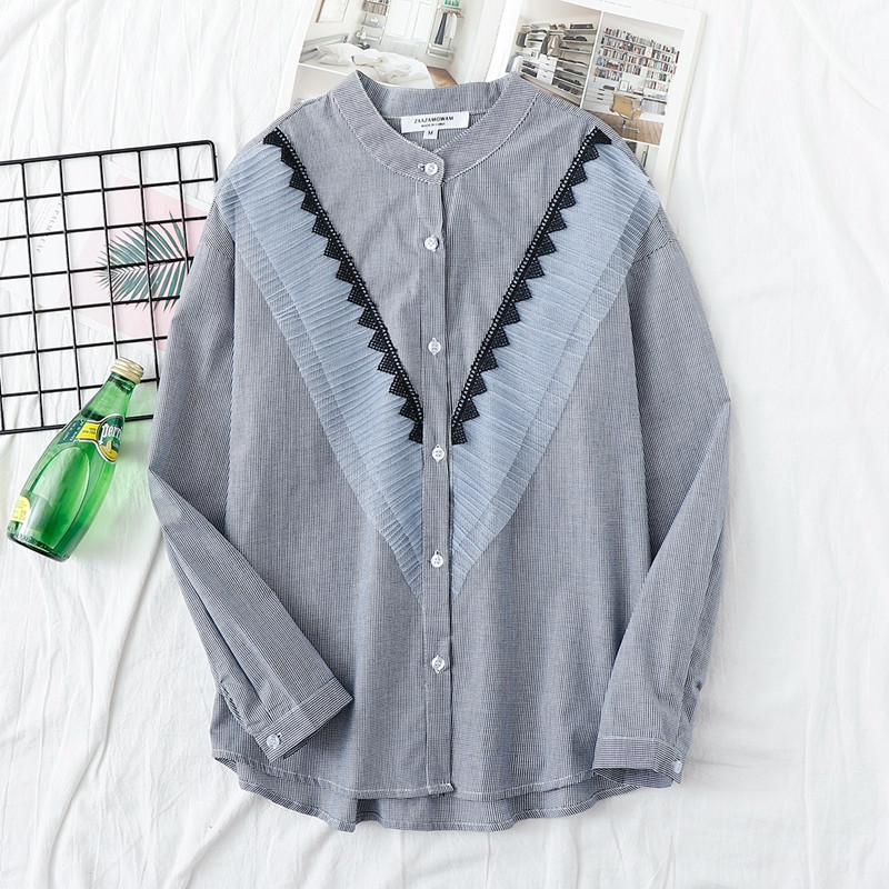 Modern női blúz tüllrel és alacsony gallérral kék színben