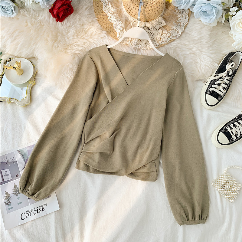 Stílusos női pulóver spitz nyakkivágással és széles ujjakkal, több színben